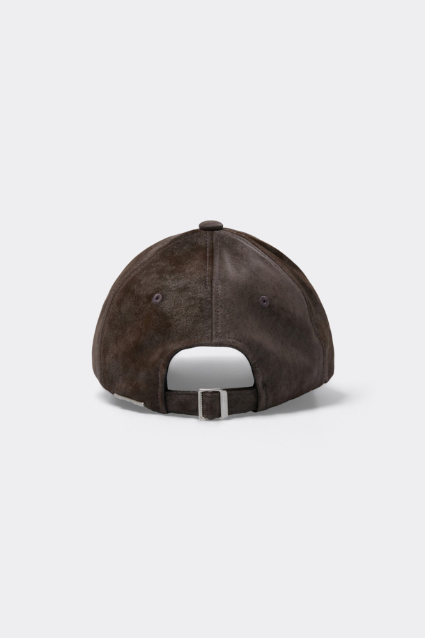브라운 텍스처 캡은 부드러운 합성가죽 소재로 제작되어 봄, 여름, 가을 계절에 착용하기 좋습니다. 일반적인 깊이와 챙 넓이로 디자인되었으며, 로고 패턴과 자수, 리벳 장식이 돋보입니다. 텍스처 소재와 은은한 광택감이 특징이며, 캐주얼, 미니멀, 클래식 스타일을 즐기는 분들께 추천합니다. 동네 마실룩, 산책룩, 여행룩 등 다양한 TPO에 활용할 수 있으며, 사이즈 조절 기능으로 편안한 착용감을 제공합니다.
