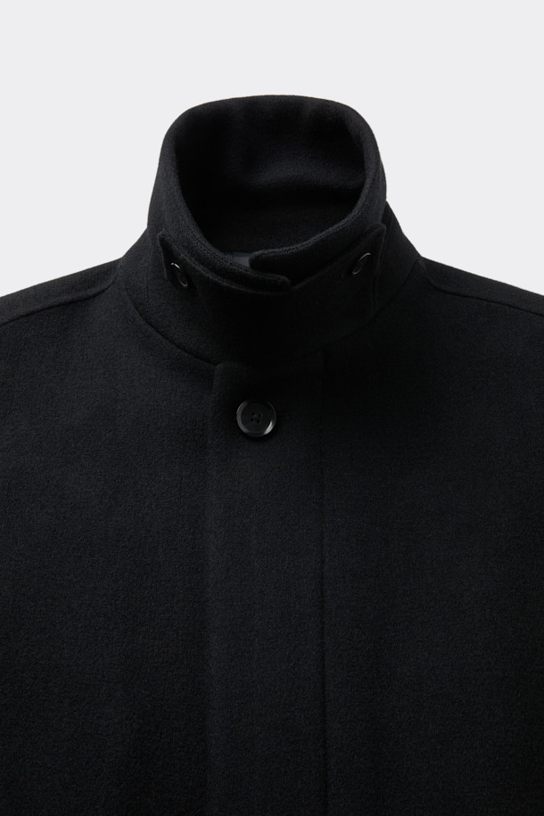 세련된 무드를 연출하는 블랙 울 맥 코트입니다. 가을, 겨울 시즌에 어울리는 두꺼운 두께감으로 보온성을 높였으며, 미니멀하고 클래식한 디자인이 특징입니다. 히든 버튼 여밈 방식과 오버핏으로 편안한 착용감을 선사하며, 탈부착 가능한 허리 벨트와 비죠 장식으로 다양한 스타일을 연출할 수 있습니다. 롱 기장과 긴 소매, 둥근 포켓 디테일이 돋보이며, 상체 상단 부분 안감 처리를 통해 고급스러움을 더했습니다. 출근룩, 비즈니스 캐주얼, 모임룩 등 다양한 TPO에 활용 가능하며, 시크하고 세련된 스타일을 완성해 보세요.
