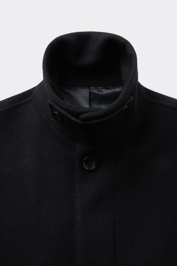 블랙 캐시미어 블렌디드 맥 코트는 미니멀하고 클래식한 스타일을 추구하는 분들을 위한 아우터입니다. 울, 나일론, 캐시미어, 폴리우레탄의 혼방 소재로 제작되어 부드러운 촉감과 고급스러운 분위기를 선사합니다. 히든 버튼 여밈 방식과 오버핏 실루엣으로 편안하면서도 세련된 핏을 연출하며, 탈부착 가능한 허리 벨트와 비죠 장식으로 다양한 스타일을 연출할 수 있습니다. 가을, 겨울 시즌에 출근룩, 오피스룩, 모임룩 등 다채로운 TPO에 활용 가능하며, 핸드메이드 공법 봉제와 둥근 모서리 포켓 등의 디테일이 돋보입니다. 상체 상단 부분만 안감 처리되어 보온성을 더했습니다.
