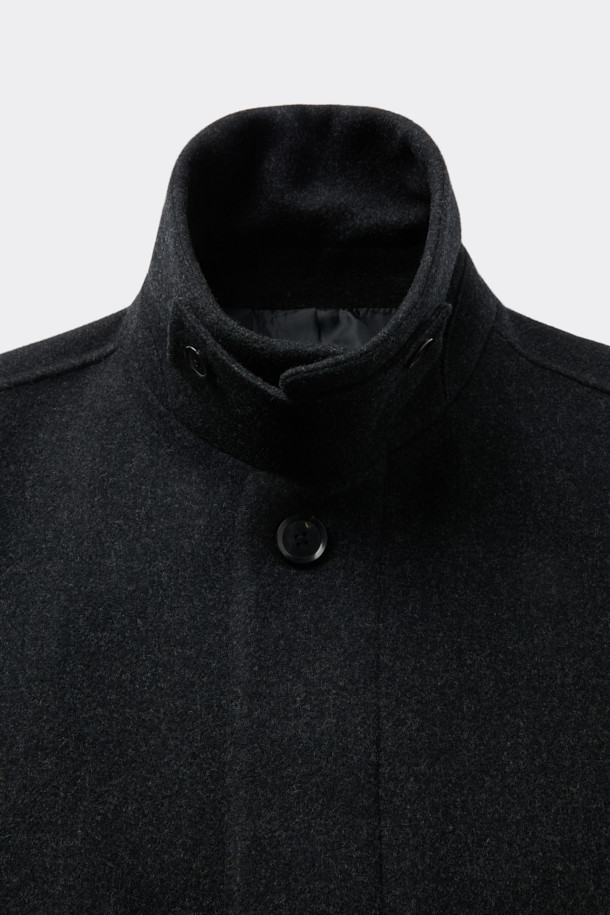 그레이 캐시미어 블렌드 맥 코트는 남성 고객을 위한 아우터입니다. 가을과 겨울에 어울리는 두꺼운 두께감으로, 캐시미어, 울, 나일론, 폴리우레탄 혼방 소재를 사용하여 부드러운 촉감을 선사합니다. 히든 버튼 여밈 방식의 롱 기장 오버핏 코트로, 클래식, 미니멀, 시크 스타일을 연출하기 좋습니다. 탈부착 가능한 허리 벨트와 비죠 장식, 핸드메이드 봉제, 둥근 포켓 디자인, 상체 상단 안감 적용 등 디테일이 돋보이며, 출근룩, 비즈니스 캐주얼, 모임룩에 활용하기 좋습니다.
