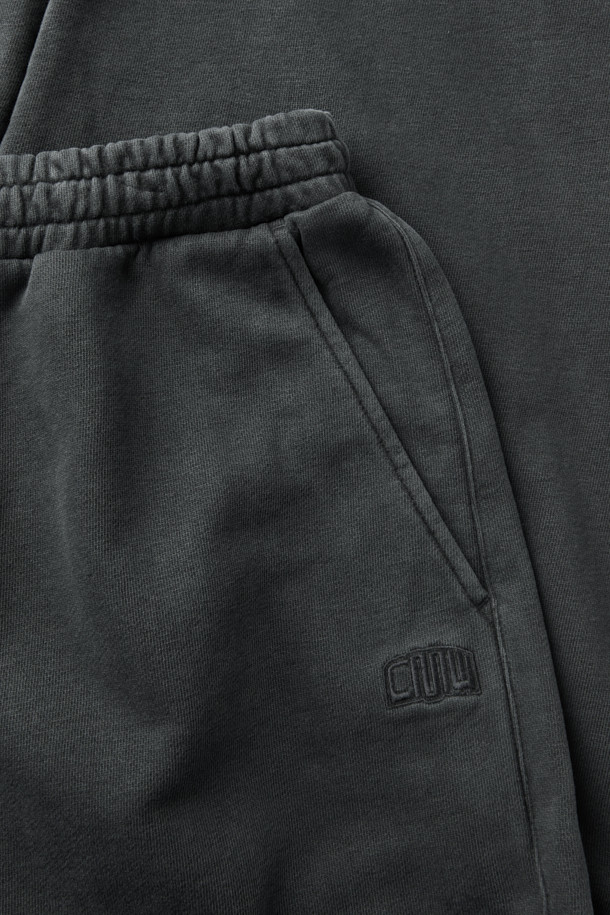 그레이 염색 스웻 팬츠는 편안한 일상 스타일을 위한 완벽한 선택입니다. 피그먼트 다잉 기법으로 제작되어 자연스러운 색감과 탄탄한 촉감을 자랑하며, 와이드핏으로 트렌디한 무드를 연출합니다. 허리 밴딩과 스트링, 밑단 스트링 스토퍼를 통해 편안한 착용감을 제공하며, 포켓 하단 로고 자수가 은은한 포인트를 더합니다. 봄, 가을, 겨울 모두 활용 가능한 긴 기장의 스웻 팬츠는 집콕룩, 산책룩은 물론 미니멀, 시티보이 스타일까지 소화 가능한 활용도 높은 아이템입니다. 후면 벨트고리에는 시그니처 스트링 디테일이 더해져 더욱 스타일리시하게 연출할 수 있습니다.
