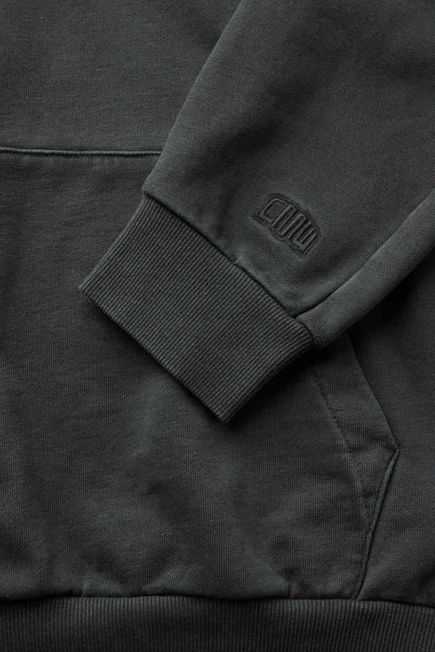 그레이 컬러의 피그먼트 다잉 후디입니다. 캐주얼하고 베이직한 스타일로, 가을과 겨울에 따뜻하게 착용하기 좋습니다. 면 소재로 제작되어 탄탄한 촉감을 자랑하며, 오버핏 디자인으로 편안한 착용감을 선사합니다. 소매에는 로고 자수 디테일이, 후면 하단에는 시그니처 스트링 디테일이 더해져 포인트를 더했습니다. 집콕룩, 산책룩 등 다양한 TPO에 활용 가능하며, 미니멀한 스타일을 연출하기 좋습니다.
