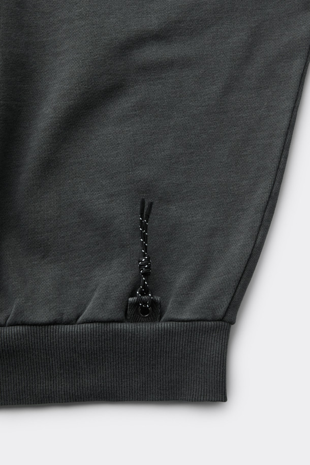 그레이 색상의 그레이 염색 스웨트셔츠입니다. 베이직하고 캐주얼한 스타일로, 봄, 가을, 겨울 모두 활용 가능합니다. 피그먼트 다잉 처리된 면 소재로 제작되었으며, 오버핏으로 편안한 착용감을 선사합니다. 소매에는 로고 자수가, 후면에는 시그니처 스트링 디테일이 있으며, 밑단과 소매는 시보리 처리되어 있습니다. 집콕룩이나 산책룩으로 미니멀하고 클래식하게 연출해보세요.
