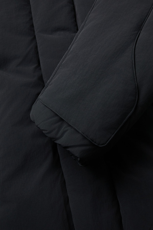 블랙 후디 다운 푸퍼 재킷은 겨울철 일상에서 캐주얼하고 미니멀한 스타일을 연출하기에 적합합니다. 넉넉한 오버핏에 후드 디자인으로 편안함을 더했으며, 무지 패턴으로 어떤 옷에도 쉽게 매치할 수 있습니다. 나일론과 구스다운 소재를 사용하여 보온성을 높였으며, 두꺼운 두께감으로 추운 날씨에도 따뜻하게 착용할 수 있습니다. 집업 여밈 방식에, 이중 플라켓, 히든 포켓, 밑단 스트링, 2-Way 지퍼 등의 디테일로 실용성을 더했습니다. 긴 소매 기장으로 더욱 포근한 착용감을 선사합니다.
