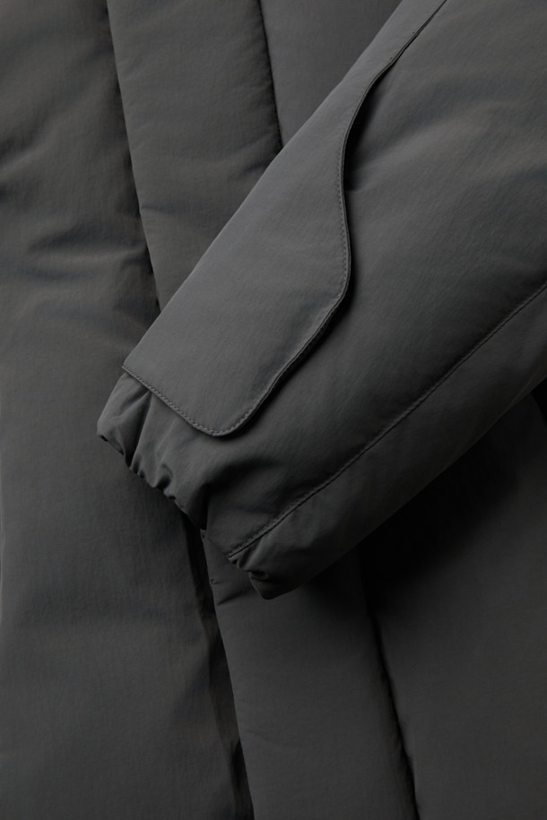 브라운 후디 다운 푸퍼 재킷은 겨울철 일상에서 캐주얼하고 미니멀한 스타일을 연출하기에 좋은 아우터입니다. 넉넉한 오버핏으로 편안함을 강조하며, 후드와 이중넥, 이중 플라켓, 2-WAY 지퍼 등의 디테일이 돋보입니다. 무지 디자인에 나일론과 구스다운 소재를 사용하여 보온성을 높였으며, 두꺼운 두께감으로 추운 날씨에도 따뜻하게 착용할 수 있습니다. 밑단 스트링과 히든 포켓은 실용성을 더해주며, 긴 소매 기장으로 더욱 포근한 느낌을 줍니다.
