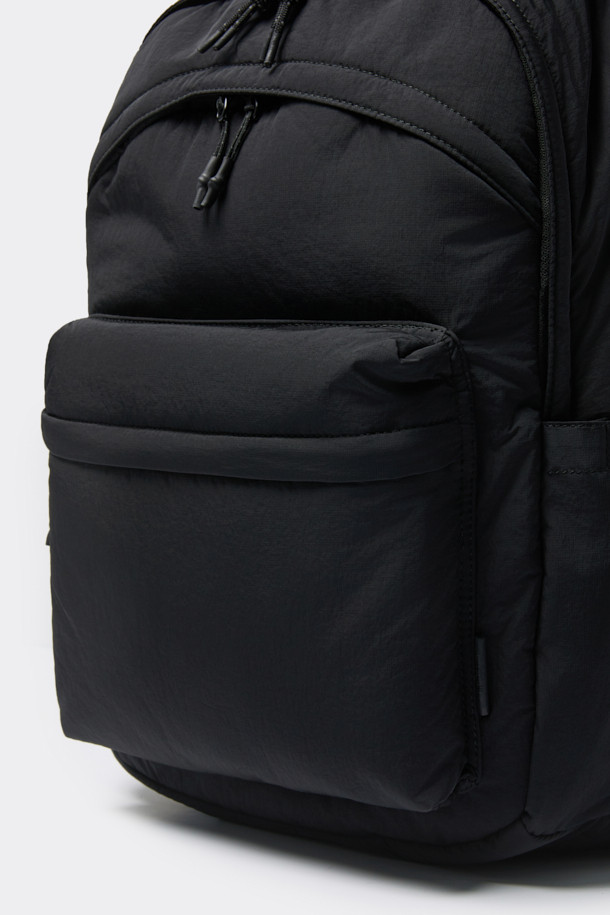 블랙 나일론 백팩은 남성을 위한 미니멀, 캐주얼, 시티보이 스타일의 가방입니다. 튼튼한 나일론 소재로 제작되어 생활 방수 기능과 뛰어난 내구성을 자랑하며, 사각 형태에 로고 디자인으로 포인트를 더했습니다. 내부에는 노트북 수납 공간이, 외부에는 전면 2단 오픈 포켓, 전면 포켓, 사이드 포켓이 있어 수납력을 높였습니다. 지퍼와 벨크로형 잠금 방식으로 내용물을 안전하게 보호하며, 조절 가능한 숄더 스트랩과 상단 핸들로 편안한 착용감을 제공합니다. 출근룩, 여행룩, 워크샵룩 등 다양한 TPO에 활용하기 좋습니다.
