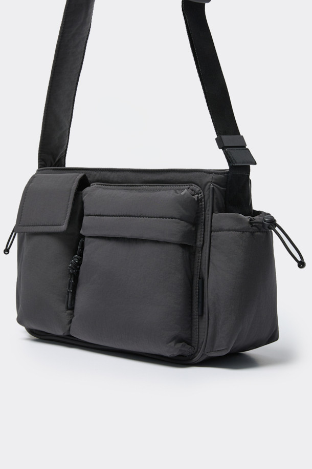 그레이 나일론 크로스백은 남성 고객을 위해 디자인된 미니멀하고 캐주얼한 스타일의 가방입니다. 생활 방수 기능과 경량성을 갖춰 출근룩, 여행룩, 동네 마실룩 등 다양한 TPO에 활용하기 좋습니다. 사각형 모양에 로고 디자인 장식이 더해졌으며, 내구성이 뛰어나고 컴팩트한 사이즈로 제작되었습니다. 내부에는 다양한 포켓이 있어 수납력을 높였으며, 길이 조절이 가능한 스트랩과 패디드 처리로 편안한 착용감을 제공합니다.
