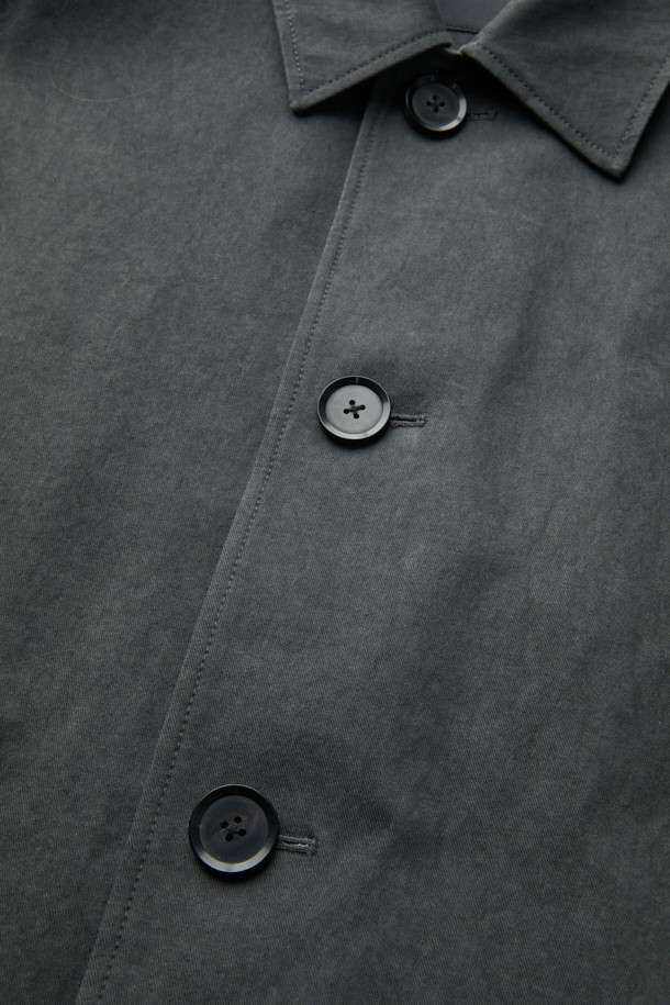 세련된 스타일을 완성하는 그레이 벨티드 맥 코트입니다. 남녀 공용으로, 봄, 가을 시즌에 착용하기 좋은 오버핏 디자인의 맥 코트입니다. 베이직하고 클래식한 무드를 자아내며, 무지 패턴과 허리 벨트로 포인트를 더했습니다. 히든 버튼 여밈과 긴 소매 기장으로 깔끔한 실루엣을 연출하며, 출근룩, 비즈니스 캐주얼, 모임룩 등 다양한 TPO에 활용할 수 있습니다. 면 소재로 제작되어 편안한 착용감을 선사하며, 미니멀하고 시크한 스타일을 완성해 보세요.
