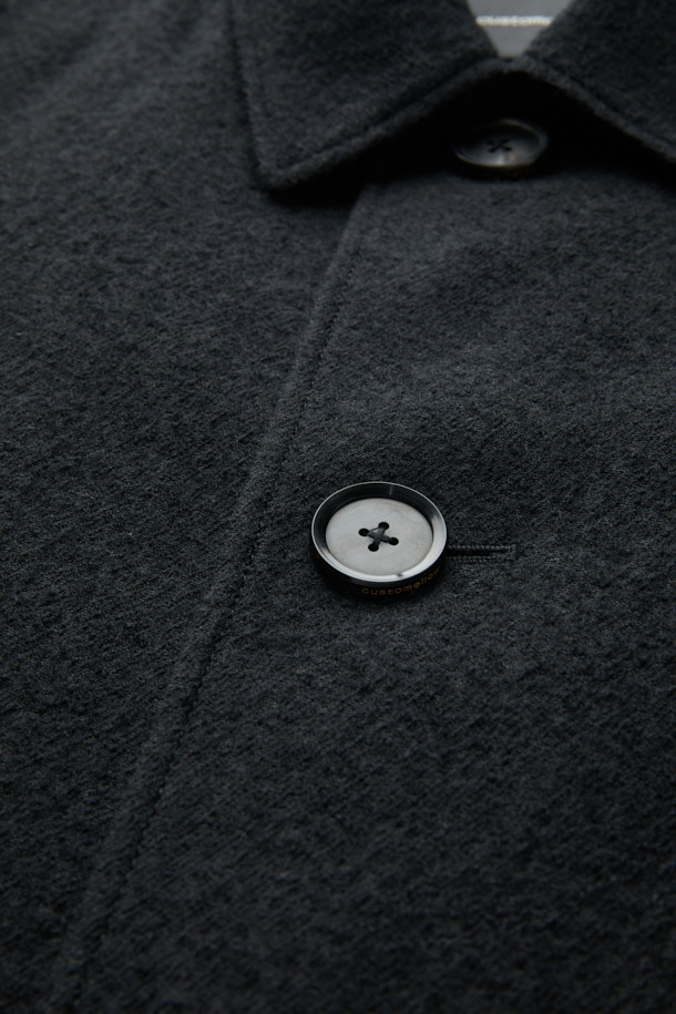 블랙 울 린넨 발마칸 코트는 남성용 아우터로, 가을과 겨울에 착용하기 좋습니다. 미니멀하고 클래식한 스타일을 추구하는 분들께 적합하며, 출근룩, 비즈니스 캐주얼, 모임룩 등 다양한 TPO에 활용할 수 있습니다. 롱 기장의 레귤러핏 발마칸 코트로, 히든 여밈 방식과 래글런 소매, 사이드 벤트 디테일이 특징입니다. 울과 린넨 혼방 소재로 제작되어 두꺼운 두께감을 자랑하며, 시크한 무드를 연출합니다.
