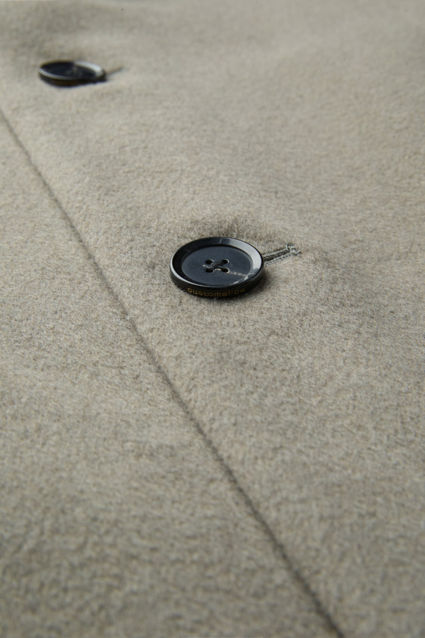 베이지 컬러의 캐시미어 블렌디드 발마칸 코트입니다. 울, 캐시미어, 폴리에스터, 나일론, 레이온, 아크릴, 코튼 등 다양한 소재를 혼방하여 부드러운 촉감과 두꺼운 두께감을 선사합니다. 클래식하고 미니멀한 스타일로, 백 돌먼 소매 디자인과 핸드메이드 공법 봉제가 특징입니다. 레귤러 핏에 싱글 버튼 여밈 방식이며, 가을과 겨울에 출근룩, 비즈니스 캐주얼, 모임룩 등 다양한 TPO에 활용하기 좋습니다. 시크한 매력을 더해주는 베이직한 디자인의 남성용 발마칸 코트입니다.
