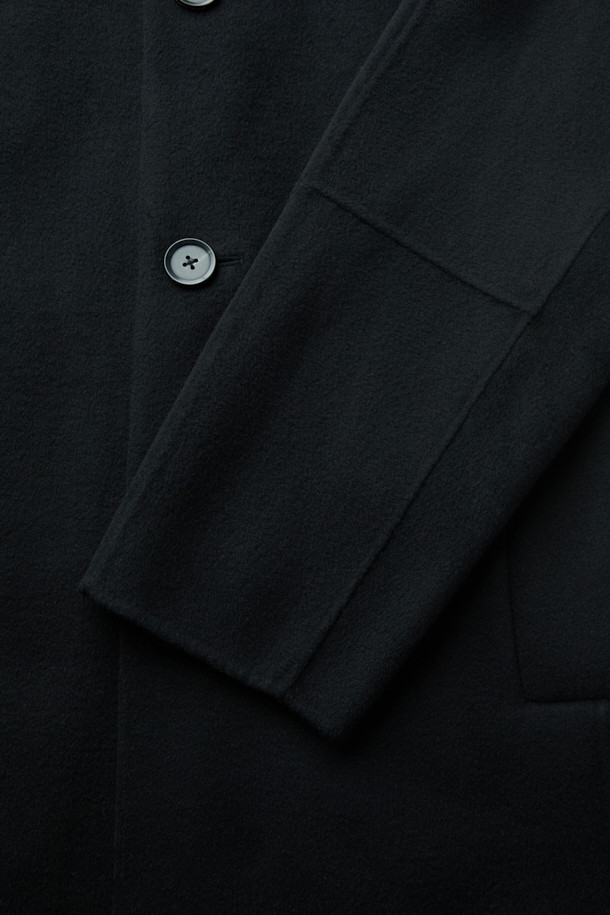 블랙 캐시미어 블렌디드 발마칸 코트는 남성용 아우터로, 가을과 겨울에 착용하기 좋습니다. 부드러운 촉감의 울, 캐시미어 혼방 소재로 제작되어 일상, 출근룩, 비즈니스 캐주얼, 모임룩 등 다양한 TPO에 활용 가능합니다. 클래식, 미니멀, 시크 스타일을 연출하기 좋으며, 레귤러 핏과 긴 소매 기장이 특징입니다. 백 돌먼 소매 디자인과 핸드메이드 공법 봉제로 완성되어 고급스러움을 더합니다. 싱글 버튼 여밈 방식의 두꺼운 발마칸 코트로, 따뜻함과 스타일을 동시에 잡을 수 있습니다.
