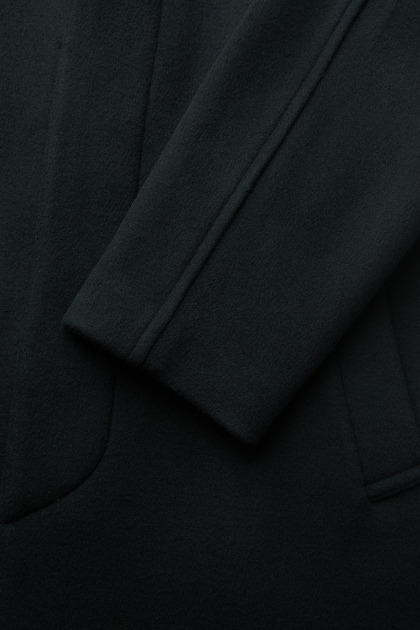 블랙 캐시미어 블렌디드 오버사이즈 핏 발마칸 코트는 미니멀하고 클래식한 스타일을 추구하는 남성분들을 위한 아우터입니다. 울, 캐시미어, 폴리에스테르 등 다양한 소재를 혼방하여 부드러운 촉감과 보온성을 동시에 잡았습니다. 래글런 소매 디자인으로 활동성을 높였으며, 히든 버튼 여밈 방식으로 깔끔한 실루엣을 연출합니다. 롱 기장과 오버핏으로 트렌디함을 더했으며, 가을, 겨울철 출근룩, 오피스룩, 모임룩 등 다양한 TPO에 활용 가능합니다. 시크하고 세련된 블랙 컬러의 발마칸 코트로 당신의 스타일을 완성해보세요.
