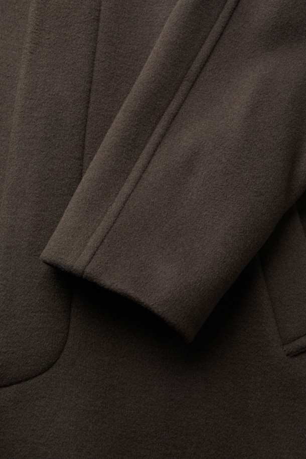 부드러운 캐시미어 블렌딩 소재의 브라운 발마칸 코트입니다. 오버핏으로 제작되어 편안하면서도 세련된 실루엣을 연출하며, 가을과 겨울에 따뜻하게 착용하기 좋습니다. 히든 버튼 여밈 방식과 래글런 소매 디테일이 특징이며, 클래식하고 미니멀한 디자인으로 다양한 스타일을 소화할 수 있습니다. 출근룩, 비즈니스 캐주얼, 모임룩 등 TPO에 구애받지 않고 시크하게 연출해보세요. 울, 캐시미어, 폴리에스테르, 앙고라 혼방으로 부드러운 촉감과 보온성을 제공합니다.
