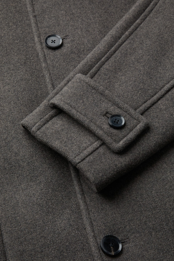 **브라운 울 하이넥 코트**

부드러운 멜란지 브라운 컬러의 남성용 울 하이넥 코트입니다. 가을과 겨울, 쌀쌀한 날씨에 따뜻하게 착용할 수 있는 두꺼운 두께감의 롱 코트입니다. 미니멀하고 베이직한 디자인으로, 출근룩, 비즈니스 캐주얼, 모임룩 등 다양한 TPO에 활용 가능합니다. 래글런 소매 디테일이 돋보이며, 레귤러핏으로 제작되어 편안한 착용감을 선사합니다. 싱글 버튼 여밈 방식으로 클래식, 미니멀, 시크 스타일을 연출하기 좋습니다.
