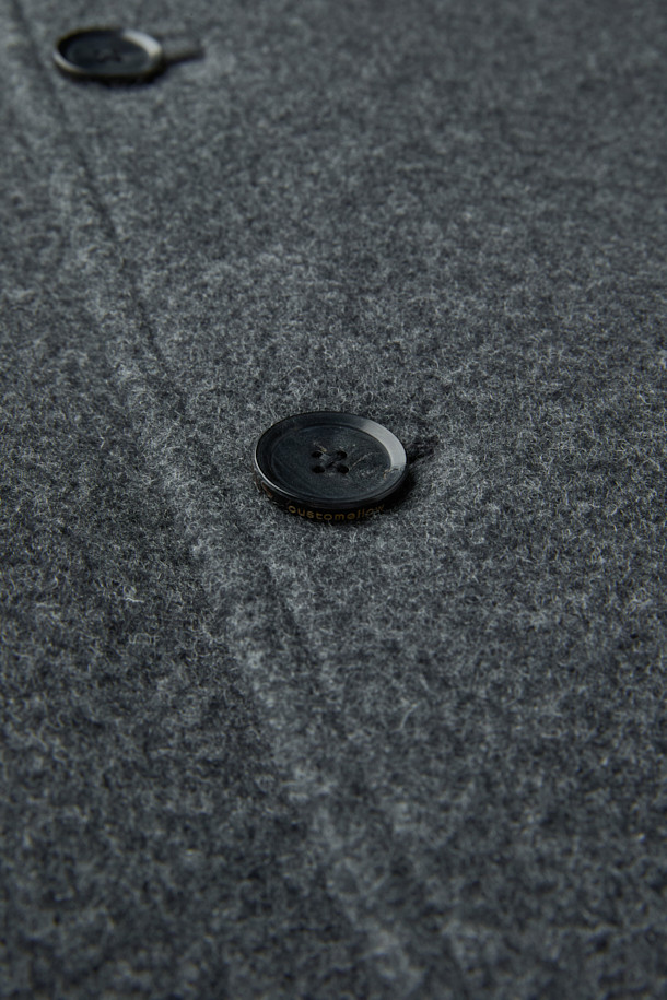 멜란지 그레이 컬러의 남성용 하이넥 코트입니다. 울과 나일론 혼방 소재로 제작되어 가을, 겨울 시즌에 적합하며, 두꺼운 두께감으로 보온성을 높였습니다. 래글런 소매 디테일이 돋보이는 레귤러핏 코트로, 버튼 여밈 방식과 무지 디자인으로 베이직하면서도 미니멀한 스타일을 연출합니다. 출근룩, 비즈니스 캐주얼, 모임룩 등 다양한 TPO에 활용 가능하며, 클래식, 미니멀, 시크한 스타일을 완성합니다.
