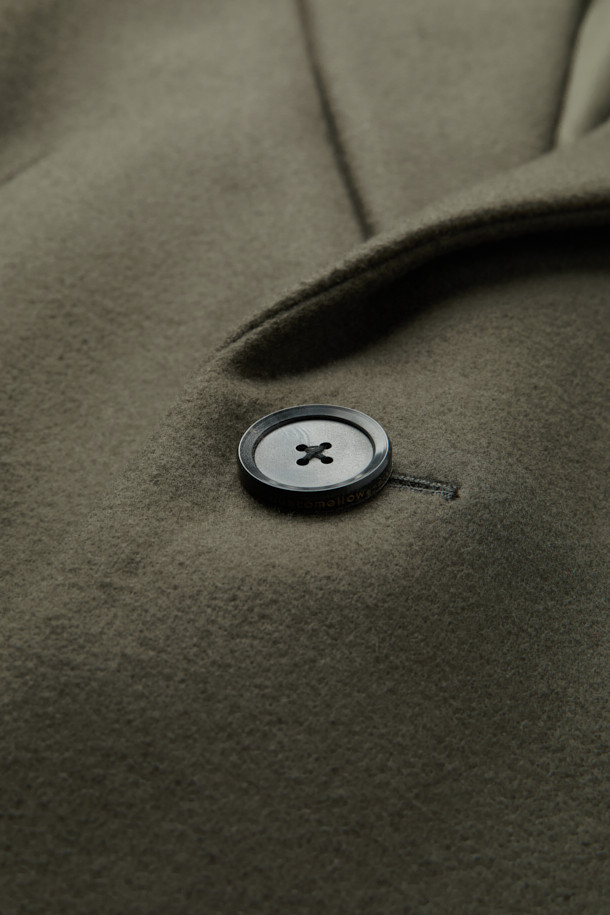 베이지 색상의 오버핏 피크드 라펠 코트입니다. 울, 나일론, 캐시미어 혼방 소재로 제작되어 가을, 겨울 시즌에 따뜻하게 착용할 수 있습니다. 미니멀하고 클래식한 스타일로, 출근룩, 오피스룩, 모임룩 등 다양한 TPO에 활용 가능합니다. 싱글 버튼 여밈 방식으로 깔끔하며, 롱 기장과 오버핏 실루엣이 시크한 분위기를 연출합니다. 무지 디자인으로 어떤 옷에도 쉽게 매치할 수 있는 데일리 코트입니다.
