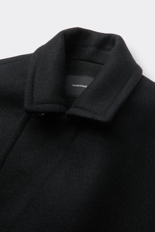 이탈리아 MANTECO 울 소재의 블랙 울 더블 브레스티드 코트입니다. 가을, 겨울 시즌에 어울리는 두꺼운 두께감과 롱 기장으로 클래식하고 미니멀한 스타일을 연출합니다. 더블 버튼 여밈 방식과 오버핏 디자인으로 제작되어 시크한 무드를 더해줍니다. 출근룩, 오피스룩, 모임룩 등 다양한 TPO에 활용 가능하며, 어떤 스타일에도 세련되게 매치할 수 있습니다.
