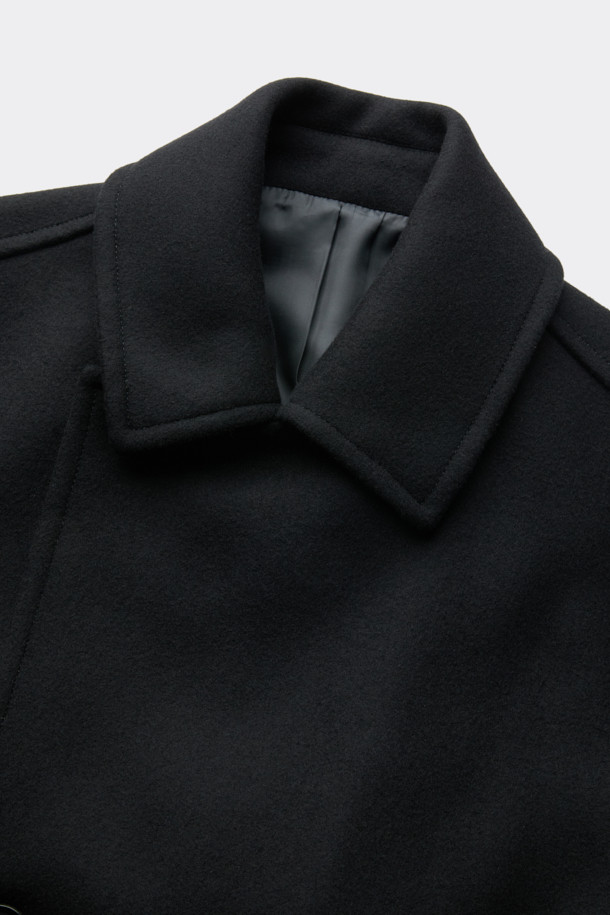 블랙 울 피코트는 클래식과 미니멀 무드를 동시에 연출하는 남성용 아우터입니다. 이탈리아 FORTEX 소재의 고급 울, 나일론, 캐시미어 혼방으로 제작되어 두꺼운 두께감과 매트한 촉감을 자랑합니다. 더블 버튼 여밈과 릴랙스 핏 디자인은 편안하면서도 세련된 스타일을 선사하며, 가을과 겨울철 출근룩, 비즈니스 캐주얼, 모임룩 등 다양한 TPO에 활용 가능합니다. 기본에 충실한 디자인으로 시크한 매력을 더하여 당신의 옷장에 품격을 더해줄 것입니다. 
