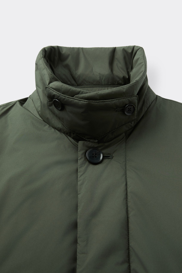 카키 로브 다운 코트는 남성용 겨울 아우터로, 베이직한 스타일에 클래식, 미니멀, 캐주얼 스타일을 모두 아우릅니다. 두꺼운 두께감의 오버핏으로 제작되었으며, 허리 로브 장식으로 포인트를 더했습니다. 80/20 구스다운 충전재와 경량 소재로 제작되어 보온성과 편안함을 동시에 느낄 수 있습니다. 무지 디자인에 긴 소매 기장, 로브 여밈 방식을 갖춘 다운 코트입니다. 폴리에스테르 소재로 제작되었습니다.
