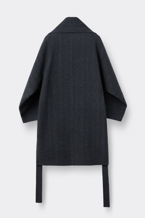 HED MAYNER (헤드 메이너)의 Grey Back Slit Robe Coat (그레이 백 슬릿 로브 코트)는 미니멀한 스타일을 추구하는 당신을 위한 아우터입니다. 가을, 겨울 시즌에 어울리는 롱 기장의 로브 코트로, 이탈리안 울 원단을 사용하여 부드러운 촉감을 선사합니다. 오버핏과 루즈핏으로 편안한 착용감을 강조하며, 후면 넥 슬릿과 벨트 허리 슬릿 구조가 독특한 디자인 포인트를 더합니다. 출근룩, 오피스룩, 모임룩 등 다양한 TPO에 활용 가능한 클래식하고 시크한 아이템입니다.
