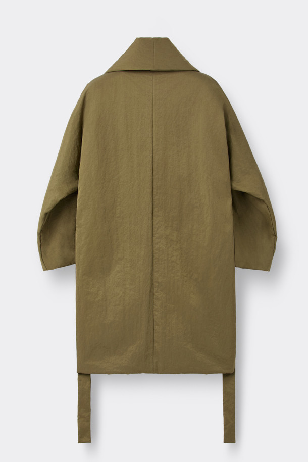 [HED MAYNER] 골드 백 슬릿 로브 코트는 남성용 아우터로, 가을과 겨울에 착용하기 좋습니다. 미니멀하고 모던한 스타일의 이 로브 코트는 부드러운 촉감의 나일론 소재와 넉넉한 오버핏으로 제작되었습니다. 등 부분의 넥 슬릿 디테일과 벨트 허리 슬릿 구조가 특징이며, 내부에는 패딩 안감과 외부 및 내부 포켓이 있어 실용성을 더했습니다. 광택감 있는 골드 컬러는 출근룩이나 모임룩에 시크하고 클래식한 분위기를 연출합니다.
