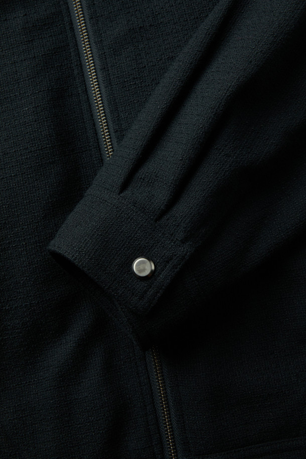 블랙 트위드 지퍼 재킷은 남성용 아우터로, 가을과 겨울에 어울리는 두꺼운 두께감의 자켓입니다. 미니멀하고 클래식한 스타일을 기반으로, YKK 2-Way 지퍼와 사선 절개 디테일이 돋보입니다. 코튼, 울, 아크릴, 나일론 혼방 소재로 제작되어 시크하고 세련된 분위기를 연출합니다. 출근룩과 모임룩 모두 활용 가능하며, 오버핏으로 편안한 착용감을 선사합니다. 긴 소매 기장의 레귤러 기장으로, 다양한 스타일링에 용이합니다.
