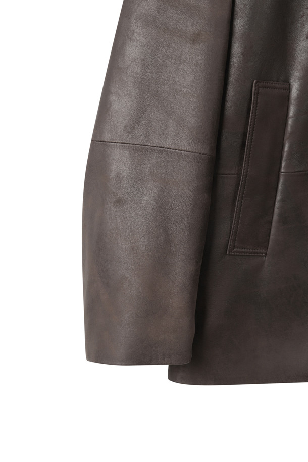 세련된 무드의 브라운 비건 가죽 재킷입니다. 캐주얼, 클래식, 미니멀 스타일을 모두 아우르는 디자인으로, 가을과 겨울에 따뜻함과 스타일을 동시에 잡을 수 있습니다. 오버핏으로 편안한 착용감을 선사하며, 라펠 코트 타입에 미디엄 기장으로 다양한 룩에 활용하기 좋습니다. 출근룩과 모임룩에 모두 잘 어울리며, 그라데이션 외관으로 은은한 멋을 더했습니다. 넉넉한 두께감의 비건 가죽 소재로 제작되어 부드러운 촉감과 보온성을 제공합니다.
