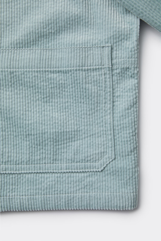 산뜻한 민트 컬러가 돋보이는 코듀로이 워크 재킷입니다. 봄, 가을 간절기에 활용하기 좋으며, 캐주얼 및 베이직 스타일을 연출하기에 적합합니다. 두꺼운 코듀로이 소재로 제작되어 보온성을 높였으며, 오버핏 크롭 기장으로 트렌디한 핏을 선사합니다. 넉넉한 아웃포켓 디테일과 버튼 여밈 방식이 특징이며, 일상, 봄 소풍, 캠핑 등 다양한 TPO에 매치할 수 있습니다. 미니멀, 워크웨어 스타일을 선호하는 남성분들에게 추천합니다.
