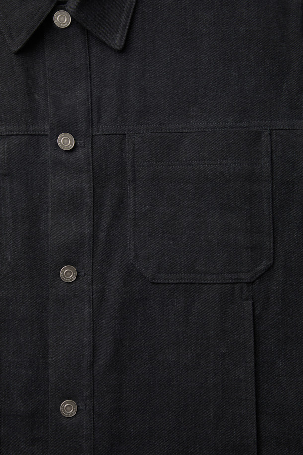 블랙 염색 면 트러커 재킷은 남성분들을 위한 캐주얼하고 베이직한 디자인의 아우터입니다. 봄, 가을 계절에 적합하며, 출근룩이나 데이트룩에 활용하기 좋습니다. 레귤러 핏에 무지 패턴으로 미니멀한 스타일을 연출하며, 긴 소매와 버튼 여밈 방식이 특징입니다. 양 사이드 포켓이 있어 실용성을 더했으며, 면 소재로 제작되어 편안한 착용감을 제공합니다.
