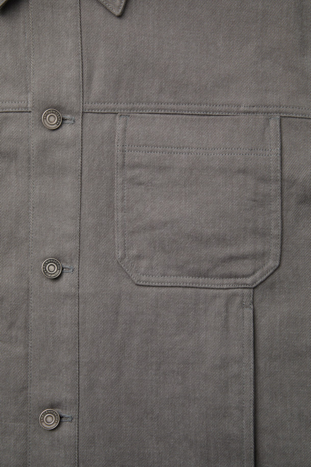 그레이 염색 코튼 트러커 재킷은 캐주얼, 미니멀 스타일을 즐기는 남성을 위한 아우터입니다. 봄, 가을에 적합하며, 데일리룩과 비즈니스 캐주얼에 활용하기 좋습니다. 면 소재로 제작되어 편안한 착용감을 선사하며, 레귤러 핏과 중간 두께감으로 간절기에 활용하기 좋습니다. 버튼 여밈 방식과 사이드 포켓 디테일이 특징이며, 무지 디자인으로 다양한 룩에 매치하기 용이합니다.
