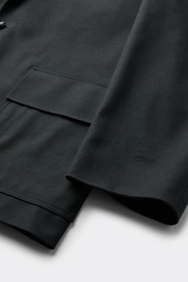 블랙 오버핏 코튼 울 셋업 재킷은 클래식과 베이직 무드를 동시에 연출하는 남성용 재킷입니다. 봄, 가을에 적합하며, 얇은 두께감으로 편안한 착용감을 선사합니다. 면, 울, 린넨 혼방 소재로 제작되어 고급스러운 질감을 자랑하며, 싱글 버튼, 레귤러 기장, 긴 소매 디자인으로 세련된 핏을 완성합니다. 셋업 스타일로 오피스룩, 비즈니스 캐주얼, 모임룩 등 다양한 TPO에 활용 가능하며, 미니멀하고 시크한 스타일을 연출하기 좋습니다. 2mm 어깨 패드와 아웃포켓 디테일이 돋보이는 블레이저 타입의 재킷입니다.
