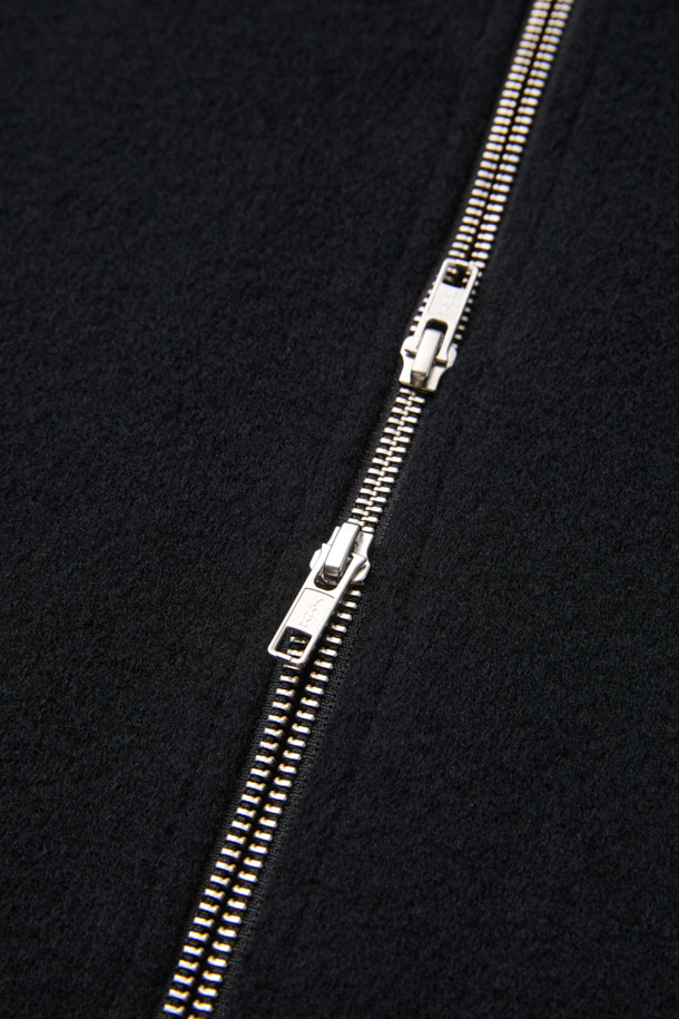 블랙 울 핸드메이드 재킷은 가을과 겨울, 두 계절에 걸쳐 활용하기 좋은 남성용 아우터입니다. 미니멀하고 베이직한 스타일을 추구하는 분들을 위한 릴랙스핏 디자인으로, 부드러운 촉감의 울과 캐시미어 혼방 소재로 제작되어 고급스러운 착용감을 선사합니다. 무지 디자인에 긴 소매 기장, 두꺼운 두께감으로 보온성을 높였으며, 출근룩, 비즈니스 캐주얼, 모임룩 등 다양한 TPO에 활용 가능합니다. YKK 2-Way 지퍼 디테일로 실용성을 더한 핸드메이드 코트 타입의 블랙 재킷으로, 시크하고 클래식한 스타일을 연출해보세요.
