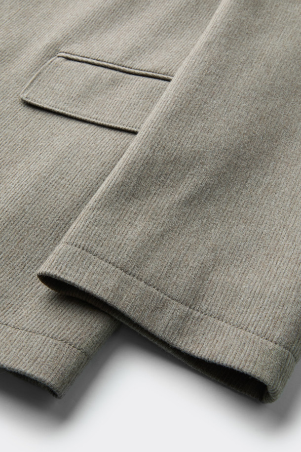 베이지 색상의 루즈 핏 코듀로이 셋업 재킷입니다. 가을과 겨울에 어울리는 두꺼운 두께감으로 보온성을 높였습니다. 싱글 버튼 방식의 블레이저 코트 타입이며, 캐주얼 및 베이직 스타일을 연출하기 좋습니다. 남성용으로, 출근룩, 비즈니스 캐주얼, 모임룩 등 다양한 TPO에 활용 가능합니다. 클래식, 미니멀, 캐주얼 스타일을 즐기는 분들께 추천합니다.
