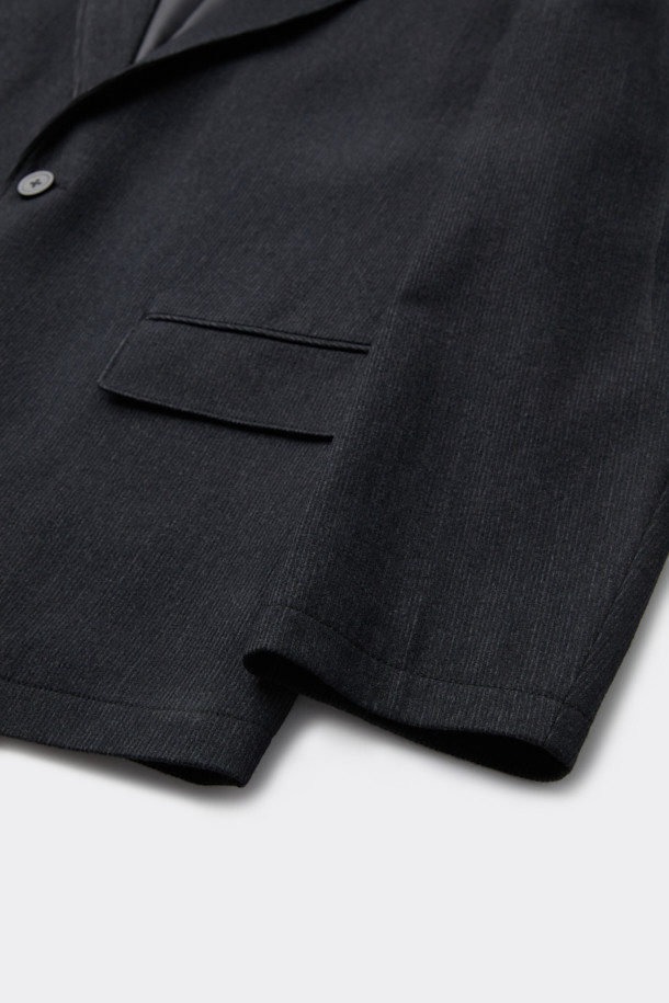 블랙 루즈핏 코듀로이 셋업 재킷은 가을과 겨울, 출근룩과 겨울 데일리룩에 활용하기 좋은 남성용 블레이저입니다. 캐주얼, 미니멀, 클래식 스타일을 아우르는 디자인으로, 무지 패턴의 블랙 컬러가 어떤 옷에도 무난하게 잘 어울립니다. 울, 폴리에스테르, 폴리우레탄, 코듀로이 혼방 소재로 제작되어 부드러운 촉감과 보온성을 제공합니다. 싱글 버튼 여밈과 루즈핏 디자인으로 편안한 착용감을 선사하며, 언컨스트럭티드 셋업 스타일로 세련된 분위기를 연출합니다. 긴 소매 기장의 크롭 재킷으로, 다양한 스타일을 연출할 수 있습니다.
