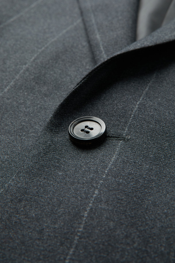 그레이 미드 렝스 스트라이프 셋업 재킷은 남성용 아우터로, 가을과 겨울에 착용하기 좋습니다. 클래식하고 미니멀한 스타일을 추구하는 분들께 적합하며, 오피스룩, 비즈니스 캐주얼, 모임룩 등 다양한 TPO에 활용할 수 있습니다. 릴랙스 핏에 울, 폴리에스테르, 캐시미어, 폴리우레탄 혼방 소재로 제작되어 두께감이 있으며, 허리끈과 벨트 고리로 디테일을 더했습니다. 블레이저 타입의 롱 기장 재킷으로, 세련된 스트라이프 패턴이 특징입니다.
