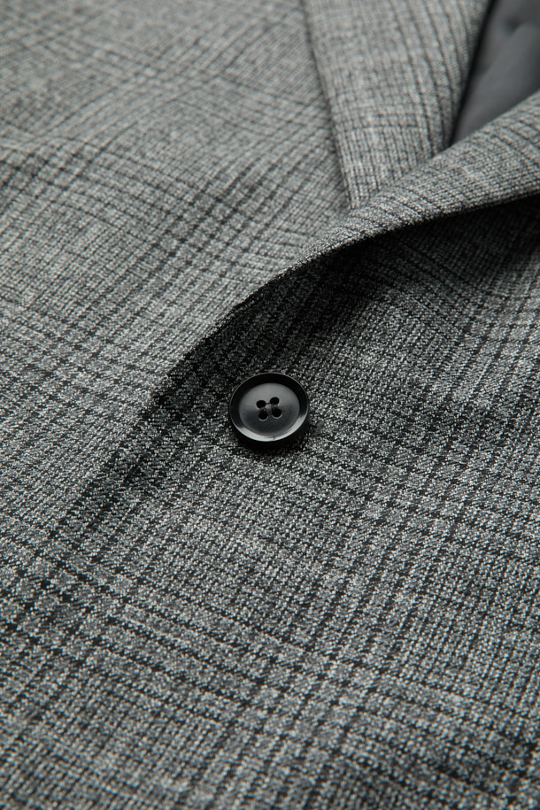 그레이 울 체크 재킷은 남성 고객을 위한 클래식하고 미니멀한 스타일의 아우터입니다. 가을과 겨울에 어울리는 두꺼운 두께감의 울 소재로 제작되었으며, 오버핏 블레이저 디자인에 싱글 버튼 여밈 방식으로 세련된 느낌을 더했습니다. 2mm 어깨 패드와 셋업 라펠 디테일이 특징이며, 체크 패턴이 은은하게 포인트가 됩니다. 오피스룩, 비즈니스 캐주얼, 모임룩 등 다양한 TPO에 적합하며, 시크한 매력을 연출합니다.
