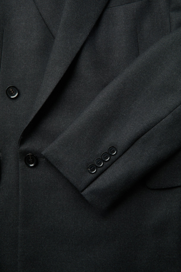 그레이 컬러의 오버사이즈 핏 울 셋업 더블 재킷입니다. 클래식 무드의 무지 디자인으로, 가을과 겨울에 따뜻하게 착용할 수 있습니다. 릴랙스핏과 오버핏으로 편안한 착용감을 선사하며, 피크드 라펠과 더블 버튼, 더블브레스트 디자인이 특징입니다. 오피스룩, 비즈니스 캐주얼, 모임룩 등 다양한 TPO에 활용 가능하며, 미니멀하고 시크한 스타일을 연출하기 좋습니다. 두꺼운 울 소재로 제작되어 보온성이 뛰어나고, 긴 소매 기장으로 안정감을 더합니다.
