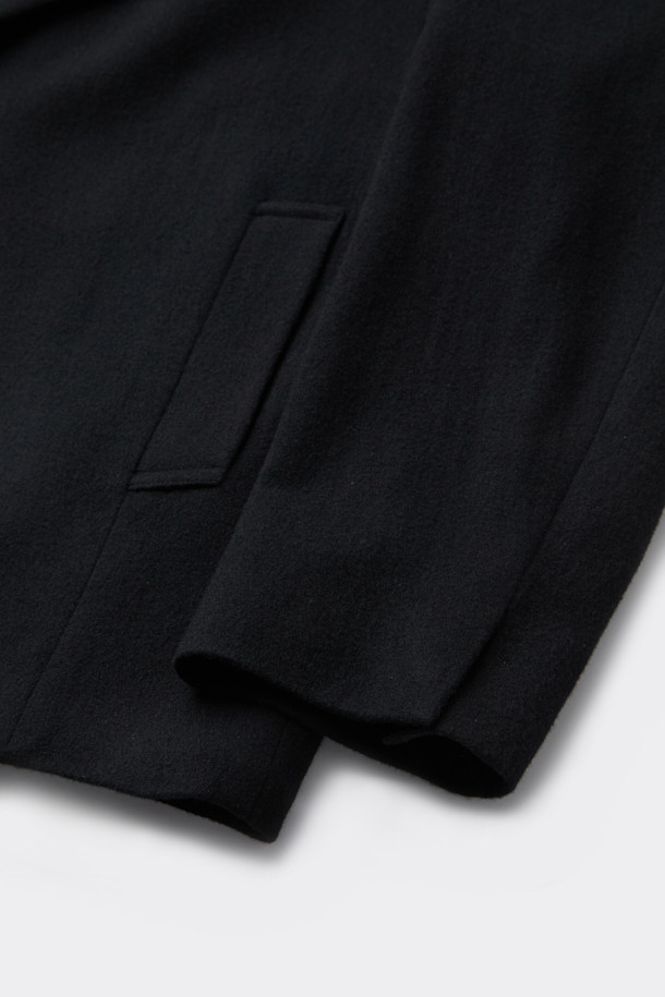 블랙 턱 디테일 울 재킷은 가을과 겨울, 출근룩을 위한 미니멀하고 시크한 스타일의 자켓입니다. 울과 폴리우레탄 혼방 소재로 제작되어 부드러운 촉감과 편안한 착용감을 제공합니다. 루즈핏 디자인에 싱글 버튼과 스냅 여밈 방식을 더해 깔끔한 실루엣을 연출합니다. 턱 디테일과 밑단 스트링, 히든 스냅 소매로 포인트를 더했으며, 긴 소매 기장으로 세련된 느낌을 선사합니다. 미니멀, 클래식, 시크한 스타일을 선호하는 분들께 추천하는 아이템입니다.
