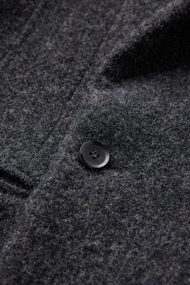 HED MAYNER (헤드 메이너)의 Grey Wool Falling Back 재킷은 모던하면서도 클래식한 스타일을 추구하는 남성을 위한 아우터입니다. 릴랙스 핏으로 편안함을 제공하며, 두꺼운 울 소재와 부드러운 촉감으로 가을과 겨울에 따뜻하게 착용할 수 있습니다. 와이드 피크드 라펠, 구조적인 어깨 패드, 후면 드레이프 디자인이 특징이며, 테일러드 코트 타입으로 오피스룩, 비즈니스 캐주얼, 모임룩 등 다양한 TPO에 활용 가능합니다. 내부 포켓과 큐프라 비스코스 혼방 안감으로 실용성과 고급스러움을 더했습니다. 미니멀하고 시크한 스타일을 선호하는 분들께 추천합니다.
