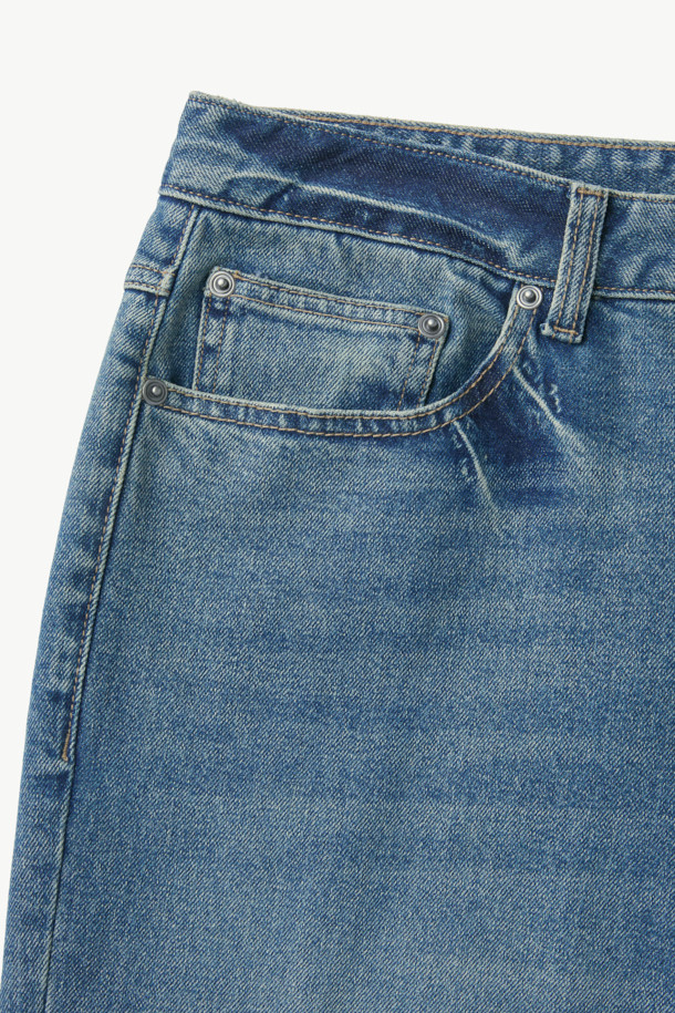 **블루 레귤러 핏 데님 팬츠**는 베이직하면서도 캐주얼한 스타일을 연출하는 남성용 긴바지입니다. 봄, 가을 시즌에 적합하며, 무지 디자인에 레귤러 핏과 테이퍼드 핏으로 편안한 착용감을 제공합니다. 데님 소재 특유의 견고함과 바이오 워싱 처리로 부드러운 촉감을 느낄 수 있습니다. 캐주얼, 미니멀, 클래식 스타일을 즐겨 입는 남성분들에게 추천합니다. 일상생활에서 폭넓게 활용할 수 있는 아이템입니다.
