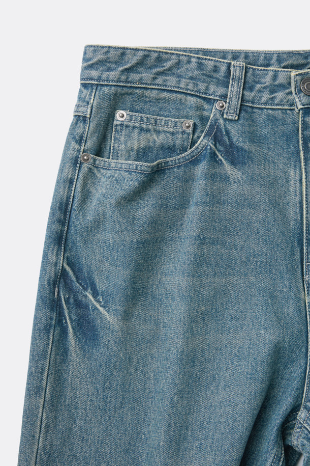 블루 스트레이트 핏 청바지는 남성분들을 위한 베이직하고 캐주얼한 디자인의 데님 팬츠입니다. 사계절 내내 활용 가능하며, 일상복뿐만 아니라 데이트룩이나 출근룩으로도 손색없는 아이템입니다. 바이오 워싱, 스톤 워싱, 도밍고 워싱 처리를 통해 자연스러운 색감과 부드러운 착용감을 제공합니다. 무지 디자인에 옐로우 컬러 틴 브러쉬 디테일로 포인트를 더했으며, 스트레이트 핏으로 캐주얼, 클래식, 미니멀 스타일 모두 소화 가능합니다.
