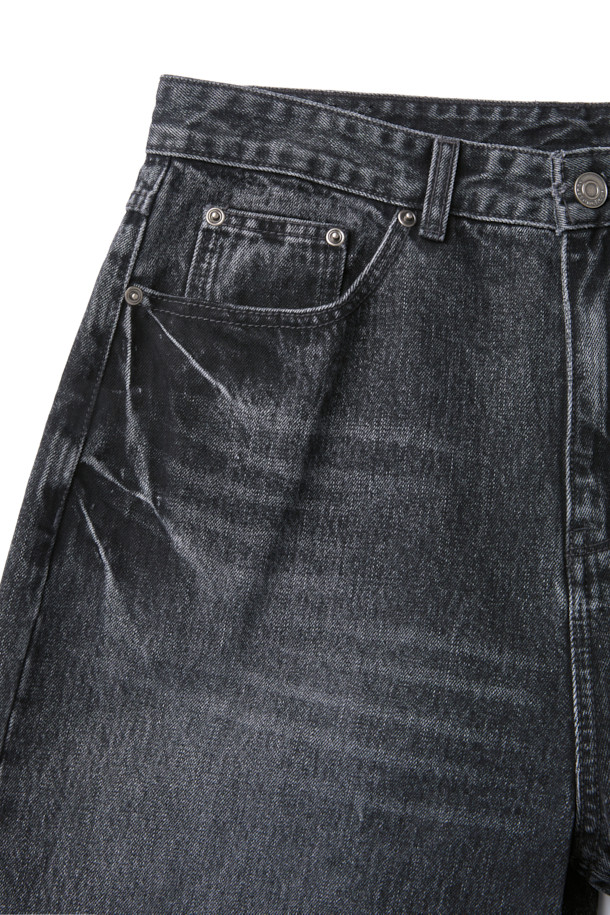 그레이 색상의 남성용 스트레이트 핏 데님 팬츠입니다. 사계절 모두 착용 가능하며, 일상 및 출근룩, 비즈니스 캐주얼에 적합합니다. 베이직하고 캐주얼한 스타일로 미니멀, 클래식한 무드를 연출합니다. 바이오워싱, 스톤워싱, 도밍고 워싱 기법으로 제작되어 자연스러운 색감과 부드러운 촉감을 선사합니다. 무지 디자인의 긴 기장으로, 어떤 상의에도 잘 어울려 활용도가 높습니다.
