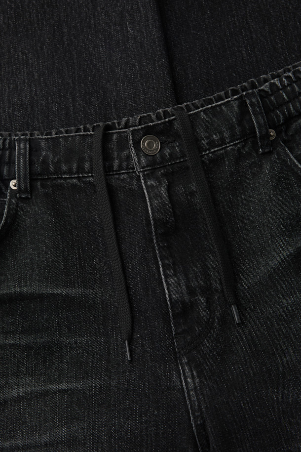 블랙 와이드 핏 엠보 워싱 데님 팬츠는 남성 고객을 위한 캐주얼 스타일의 아이템입니다. 사계절 모두 착용 가능하며, 출근룩과 모임룩에 모두 잘 어울립니다. 넉넉한 와이드 핏으로 편안함을 강조했으며, 스톤 워싱과 엠보 워싱 디테일이 빈티지한 멋을 더합니다. 허리에는 스트링이 있어 사이즈 조절이 용이합니다. 미니멀, 시티보이 스타일을 즐겨 입는 분들께 추천합니다.
