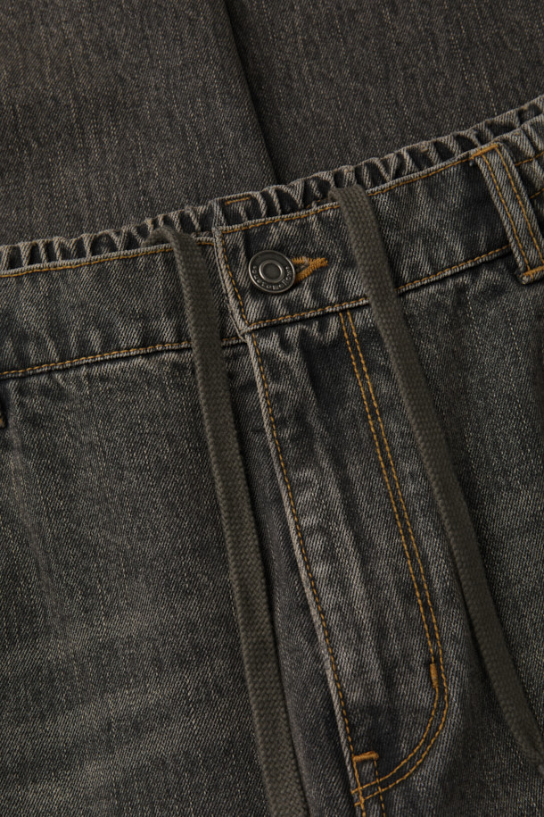 **브라운 와이드 핏 청바지**는 캐주얼, 미니멀, 클래식 스타일을 아우르는 남성 데님 팬츠입니다. 봄, 가을에 적합하며, 넉넉한 와이드 핏과 긴 기장으로 편안함과 스타일을 동시에 제공합니다. 데님 소재에 스톤워싱 및 가먼트다잉 공법을 더해 자연스러운 색감과 빈티지한 매력을 살렸습니다. 스트링 밴딩 처리로 허리 조절이 용이하며, 무지 디자인으로 다양한 상의와 손쉽게 매치할 수 있습니다. 일상에서 편안하게 착용하기 좋은 와이드핏 청바지입니다.
