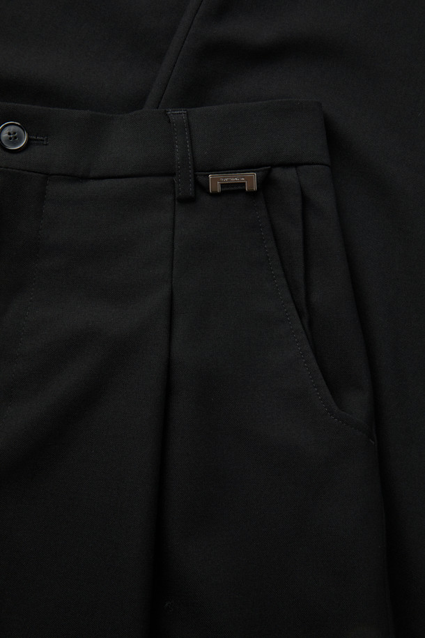 블랙 와이드 핏 팬츠는 남성용 슬랙스로, 일상, 오피스룩, 비즈니스 캐주얼, 모임룩 등 다양한 TPO에 적합합니다. 레이온, 폴리에스테르, 울, 폴리우레탄 혼방 소재로 제작되어 부드러운 촉감을 선사하며, 사계절 내내 착용 가능합니다. 와이드핏에 롱 기장으로, 클래식, 미니멀, 시크 스타일을 연출하기 좋습니다. 허리 부분에 원턱 디테일과 메탈 장식이 더해져 세련된 느낌을 더하며, 하프 밴딩 처리로 편안한 착용감을 제공합니다. 무지 디자인으로 어떤 상의와도 매치하기 용이합니다.
