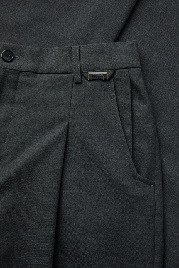 그레이 와이드 핏 팬츠는 남성을 위한 베이직 스타일의 긴 바지입니다. 레이온, 폴리에스테르, 울, 폴리우레탄 혼방 소재로 제작되어 부드러운 촉감을 선사하며, 봄, 가을에 착용하기 좋습니다. 와이드 핏으로 편안함을 강조했으며, 하프 밴딩과 원턱 디테일, 허리 오비 메탈 장식이 특징입니다. 출근룩, 비즈니스 캐주얼, 모임룩 등 다양한 TPO에 활용 가능하며, 클래식, 미니멀, 시크 스타일을 연출하기 좋습니다.
