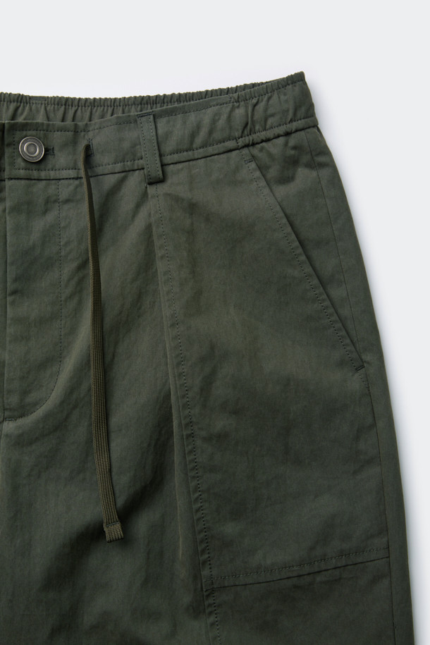 캐주얼 무드의 남성용 카키 플레어 팬츠입니다. 면과 나일론 혼방 소재로 제작되어 봄, 가을에 적합하며, 하프 밴딩으로 편안한 착용감을 제공합니다. 무지 디자인에 긴 기장으로, 미니멀한 스타일을 연출하기 좋습니다. 하단 핏은 스냅과 E-스트링으로 조절 가능하여 다양한 스타일을 연출할 수 있습니다.
