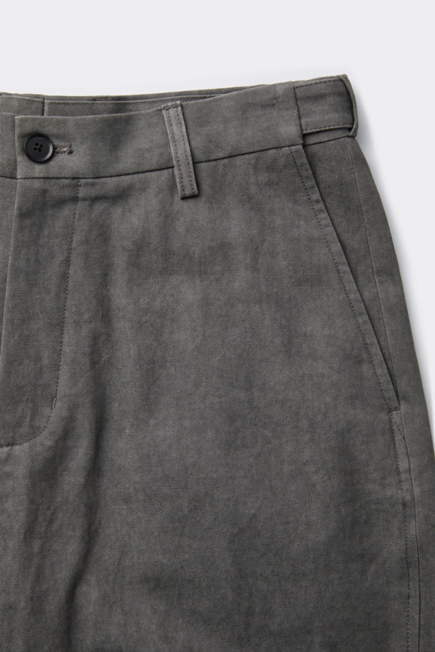 그레이 컬러의 Grey Volume Incision 팬츠는 캐주얼 및 미니멀 스타일을 즐기는 남성 고객을 위한 제품입니다. 면 소재로 제작되어 편안한 착용감을 제공하며, 루즈핏 벌룬핏으로 트렌디한 실루엣을 연출합니다. 절개 라인, 장식 다트, 장식 스티치 등의 디자인 디테일이 돋보이며, 밴딩 처리로 활동성을 높였습니다. 일상에서 편안하게 착용하기 좋은 팬츠입니다.
