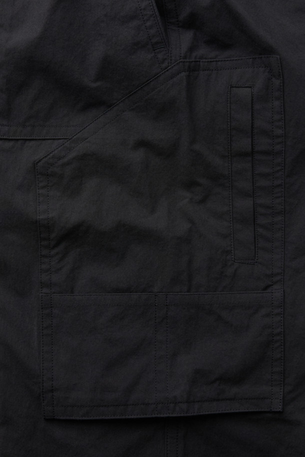 블랙 멀티 포켓 팬츠는 남성용 캐주얼 스타일의 긴 바지입니다. 면 소재로 제작되어 사계절 내내 편안하게 착용할 수 있으며, 밴딩 허리 스트링과 밑단 스트링, 스토퍼 디테일로 편안한 착용감을 제공합니다. 루즈핏으로 제작되어 여유로운 실루엣을 연출하며, 다양한 수납을 위한 멀티 포켓 디자인으로 실용성을 더했습니다. 미니멀하고 시티보이 스타일을 즐기는 분들께 추천합니다.
