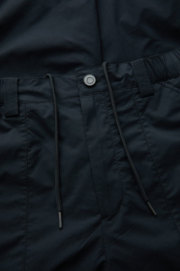 블랙 카고 파라슈트 팬츠는 남성용 와이드핏 긴바지입니다. 봄, 가을에 착용하기 좋으며, 스트릿과 캐주얼 스타일을 연출할 수 있습니다. 무지 패턴의 폴리에스테르 소재로 제작되었으며, 파라슈트 레이어 디자인과 스트링 디테일이 특징입니다. 밴딩 처리로 편안한 착용감을 제공하며 미니멀한 스타일에도 잘 어울립니다.
